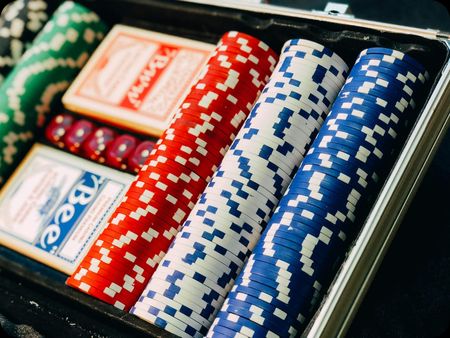 разликата между покер стратегии за онлайн и игра на живо